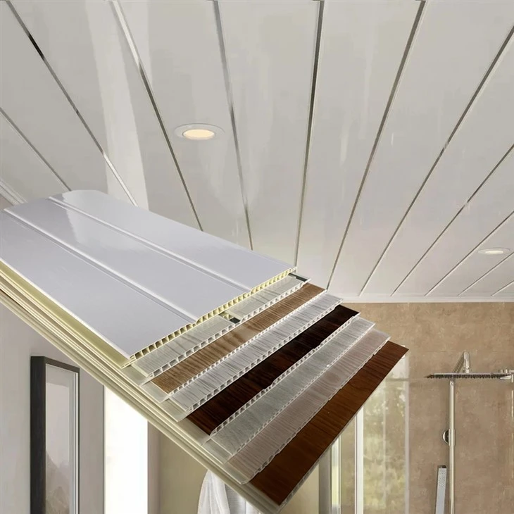Stropný panel PVC v kúpeľni