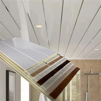 Stropný panel PVC v kúpeľni